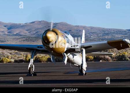 Seltene Bär, eine stark modifizierte F8F Bearcat, erhöht die Drehzahl der R3500 Sternmotor nach einem Testflug. Stockfoto