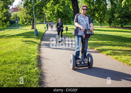 Gruppe von Menschen, die Sehenswürdigkeiten rund um Letna Park auf Segways, Prag, Tschechische Republik Stockfoto