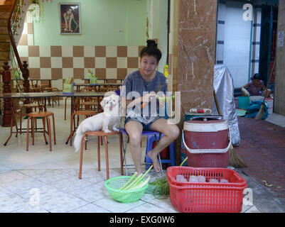 Mädchen und ein Hund in einem Restaurant in Hanoi, Vietnam Stockfoto