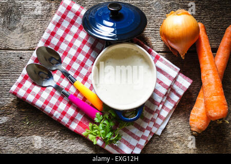 Traditionelle französische Zwiebel Creme Suppe auf dem Holztisch Stockfoto