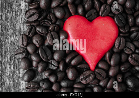 Tasse Kaffee und rote Nelken Blumen in einer Vase mit guten Morgen Hinweis Stockfoto