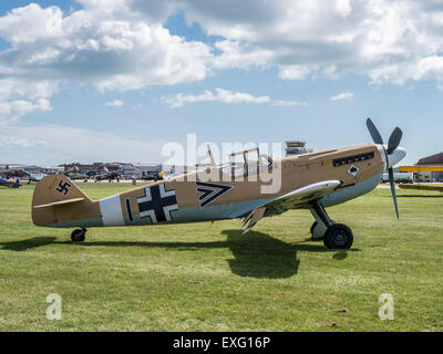 Ein Hispano HA1112-M1L Buchon G-AWHE (basierend auf dem Design der Messerschmitt BF 109) - Shoreham Airshow 2014. Stockfoto