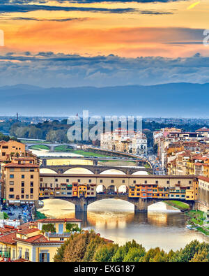 Brücken über den Fluss Arno in Florenz Stockfoto