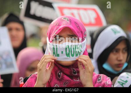 Jakarta, Indonesien. 10. Juli 2015. JAKARTA, Indonesien - Juli 10: Indonesische Muslime halten Plakate und Fahnen während einer Demonstration anlässlich des internationalen Quds Tages am 10. Juli 2015 in Jakarta, Indonesien. Die Quds Day Proteste wurden von iranische Revolutionsführer Ayatollah Khomeini 1979 als eine Möglichkeit zur Solidarität mit dem palästinensischen Volk und gegen Zionismus und die israelische Kontrolle über Jerusalem begonnen. © Sijori Bilder/ZUMA Draht/Alamy Live-Nachrichten Stockfoto