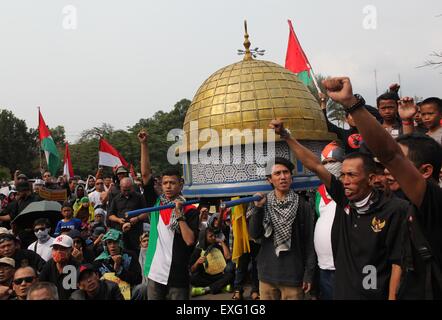 Jakarta, Indonesien. 10. Juli 2015. JAKARTA, Indonesien - Juli 10: Indonesische Muslime halten Plakate und Fahnen während einer Demonstration anlässlich des internationalen Quds Tages am 10. Juli 2015 in Jakarta, Indonesien. Die Quds Day Proteste wurden von iranische Revolutionsführer Ayatollah Khomeini 1979 als eine Möglichkeit zur Solidarität mit dem palästinensischen Volk und gegen Zionismus und die israelische Kontrolle über Jerusalem begonnen. © Sijori Bilder/ZUMA Draht/Alamy Live-Nachrichten Stockfoto