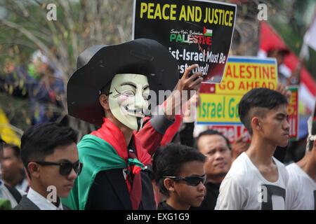 Jakarta, Indonesien. 10. Juli 2015. JAKARTA, Indonesien - Juli 10: Indonesische Muslime halten Plakate und Fahnen während einer Demonstration anlässlich des internationalen Quds Tages am 10. Juli 2015 in Jakarta, Indonesien. Die Quds Day Proteste wurden von iranische Revolutionsführer Ayatollah Khomeini 1979 als eine Möglichkeit zur Solidarität mit dem palästinensischen Volk und gegen Zionismus und die israelische Kontrolle über Jerusalem begonnen. © Sijori Bilder/ZUMA Draht/Alamy Live-Nachrichten Stockfoto