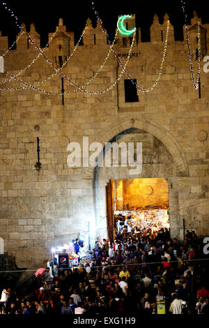 Eingang des Damaskus-Tor in der alten Stadt von Ost-Jerusalem sah Hunderttausende Palästinenser versammeln, um in Al Aqsa Mosque in Laylat Al Qadr beten gehen. In der letzten Woche des Ramadan ist eines der wichtigsten und heiligsten Nächte in der muslimischen Welt gefeiert. Während Laylat Al Qadr, die Nacht der macht, glauben die Muslime in dieser Nacht, die der Prophet Muhammed der Koran offenbart wurde. In Ost-Jerusalem strömten Hunderttausende von palästinensischen Moslems, die drittheiligste Stätte des Islam, Al Aqsa Mosque, ganze Nacht zu beten. (Foto von Anna Ferensowicz/Pacific Press) Stockfoto