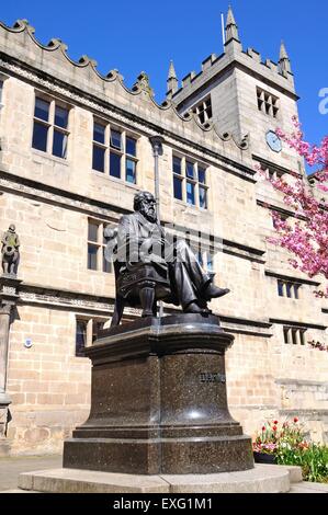 Statue von Charles Darwin außerhalb Tor Schloßbibliothek in den Frühling, Shrewsbury, Shropshire, England, UK, Westeuropa. Stockfoto