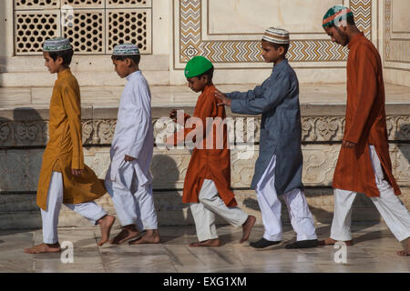 Muslimische Jungen gehen zusammen auf das Taj Mahal, Agra, Indien Stockfoto