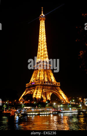 Eiffelturm, Ufer der Seine, Paris, Frankreich, nachts beleuchtet Stockfoto