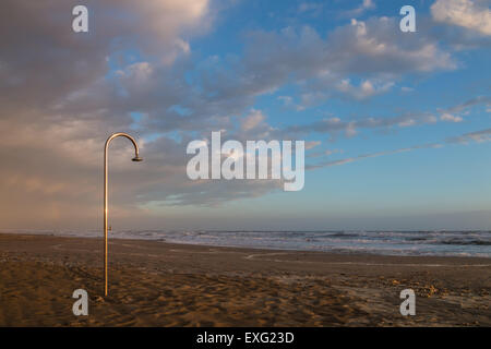 Edelstahl-Dusche am Strand in einem Seegang windig und bewölkt-Abend Stockfoto