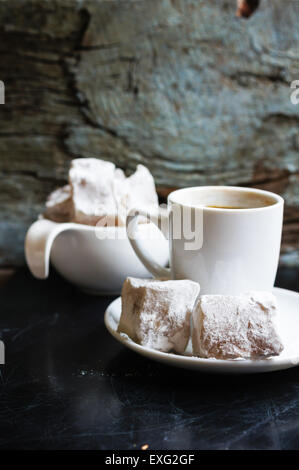 Östlichen Süßigkeiten Rakhat Lukum und Kaffee Stockfoto
