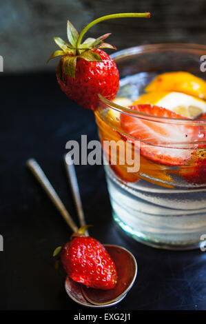 Limonade mit frischen Erdbeeren und Zitrone. Rustikaler Hintergrund Stockfoto