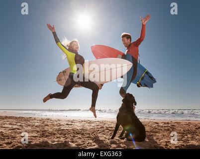 Paar verrückte Surfer. El Palmar, Tarifa, Cádiz, Costa De La Luz, Andalusien, Südspanien. Stockfoto