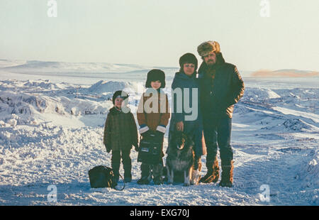 Tschuktschen-Halbinsel, UdSSR - 10. April 1985: Bildnis des sowjetischen Familienglück genommen in der Tundra in der Nähe von nördlichste Stadt in der UdSSR genannt Stockfoto