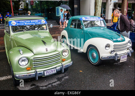 Australien, New South Wales, Sydney, 1954 und 1949 Fiat 500C Topolino Coupe, ausgestellt in der Macquarie Street während CARnivale auf Au Stockfoto