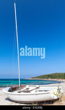 Kleine weiße Segelboot am Strand, Korsika, Frankreich Stockfoto