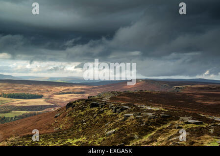 Atemberaubende Landschaft Herbst Fall von Hope Valley aus Stanage Edge im Peak District Stockfoto