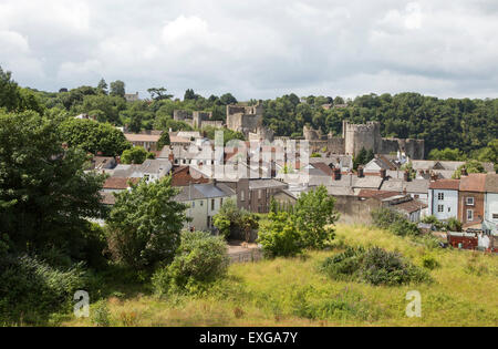 Gehäuse und Schloss in Stadt von Chepstow, Monmouthshire, Wales, UK Stockfoto
