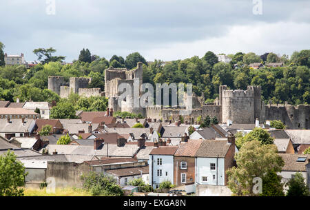 Gehäuse und Schloss in Stadt von Chepstow, Monmouthshire, Wales, UK Stockfoto