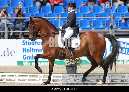 Deutsche Dressurreiterin, dass Isabell Werth reitet auf das Pferd Don Johnson in der Grand Prix de Dressage in Hagen am Teutoburger Wald, Deutschland, 9. Juli 2015. FOTO: FRISO GENTSCH/DPA Stockfoto