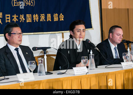 (L, R) Jay (Junichi) Sakamoto President und CEO von Shochiku Co., Ltd., Ichikawa Somegoro (7.) Kabuki-Schauspieler, und Ed Bowers Vertreter Officer und CEO von MGM Resorts Japan, LLC, Teilnahme an einer Pressekonferenz verkünden die '' Japan KABUKI Festival in Las Vegas 2015-2016'' an der Foreign Correspondents Club of Japan am 14. Juli 2015, Tokio, Japan. Das Festival wird mit 3 Übernachtungen von Ichikawa Somegoro (7.) Durchführung der Kabuki klassische '' Koi-Tsukami'' oder '' kämpfen mit A Karpfen '' in the Fountains of Bellagio Hotel vom 14. August bis 16. geöffnet. Laut Veranstalter einige japanische Fans ha Stockfoto