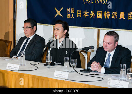 (L, R) Jay (Junichi) Sakamoto President und CEO von Shochiku Co., Ltd., Ichikawa Somegoro (7.) Kabuki-Schauspieler, und Ed Bowers Vertreter Officer und CEO von MGM Resorts Japan, LLC, Teilnahme an einer Pressekonferenz verkünden die '' Japan KABUKI Festival in Las Vegas 2015-2016'' an der Foreign Correspondents Club of Japan am 14. Juli 2015, Tokio, Japan. Das Festival wird mit 3 Übernachtungen von Ichikawa Somegoro (7.) Durchführung der Kabuki klassische '' Koi-Tsukami'' oder '' kämpfen mit A Karpfen '' in the Fountains of Bellagio Hotel vom 14. August bis 16. geöffnet. Laut Veranstalter einige japanische Fans ha Stockfoto