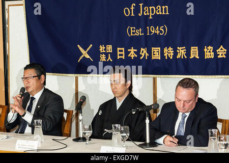 (L, R) Jay (Junichi) Sakamoto President und CEO von Shochiku Co., Ltd., Ichikawa Somegoro (7.) Kabuki-Schauspieler, und Ed Bowers Vertreter Officer und CEO von MGM Resorts Japan, LLC, Teilnahme an einer Pressekonferenz verkünden die '' Japan KABUKI Festival in Las Vegas 2015-2016'' an der Foreign Correspondents Club of Japan am 14. Juli 2015, Tokio, Japan. Das Festival wird mit 3 Übernachtungen von Ichikawa Somegoro (7.) Durchführung der Kabuki klassische '' Koi-Tsukami'' oder '' kämpfen mit A Karpfen '' in the Fountains of Bellagio Hotel vom 14. August bis 16. geöffnet. Laut Veranstalter einige japanische Fans ha Stockfoto