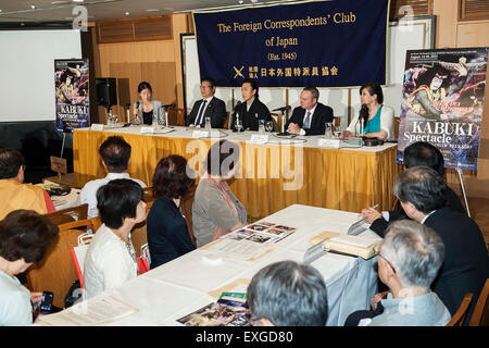 (L, R) Jay (Junichi) Sakamoto President und CEO von Shochiku Co., Ltd., Ichikawa Somegoro (7.) Kabuki-Schauspieler, und Ed Bowers Vertreter Officer und CEO von MGM Resorts Japan, LLC, Teilnahme an einer Pressekonferenz verkünden die '' Japan KABUKI Festival in Las Vegas 2015-2016'' an der Foreign Correspondents Club of Japan am 14. Juli 2015, Tokio, Japan. Das Festival wird mit 3 Übernachtungen von Ichikawa Somegoro (7.) Durchführung der Kabuki klassische '' Koi-Tsukami'' oder '' kämpfen mit A Karpfen '' in the Fountains of Bellagio Hotel vom 14. August bis 16. geöffnet. Laut Veranstalter einige japanische Fans ha Stockfoto