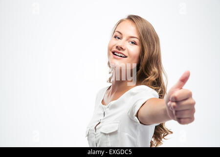 Porträt von eine glückliche junge Frau zeigt Daumen oben isoliert auf weißem Hintergrund. Blick in die Kamera Stockfoto