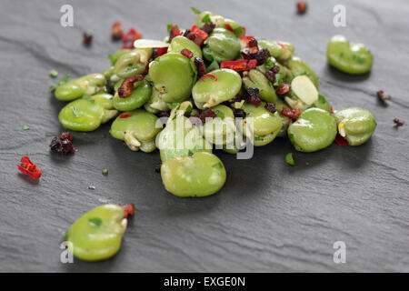 Nahaufnahme von Bohnen, Salat mit Speck und Chili. Stockfoto