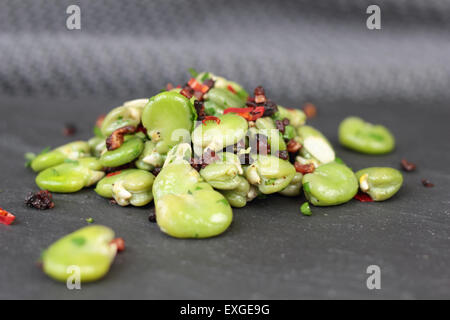 Nahaufnahme von Bohnen, Salat mit Speck und Chili. Stockfoto