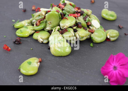 Nahaufnahme von Bohnen, Salat mit Speck und Chili. Stockfoto