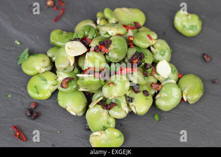 Nahaufnahme von Bohnen, Salat mit Speck und Chili. Stockfoto