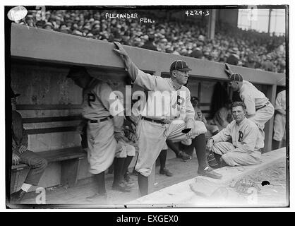 Grover Cleveland Alexander, einer der größten Pitcher in der Baseballgeschichte, ist auf diesem Bild aus seiner Zeit bei der Philadelphia National League zu sehen. Bekannt für seine außergewöhnlichen Pitching-Fähigkeiten spielte Alexander eine zentrale Rolle im Baseball des frühen 20. Jahrhunderts. Stockfoto