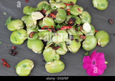 Nahaufnahme von Bohnen, Salat mit Speck und Chili. Stockfoto