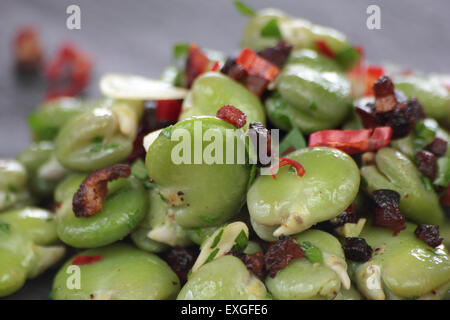 Nahaufnahme von Bohnen, Salat mit Speck und Chili. Stockfoto