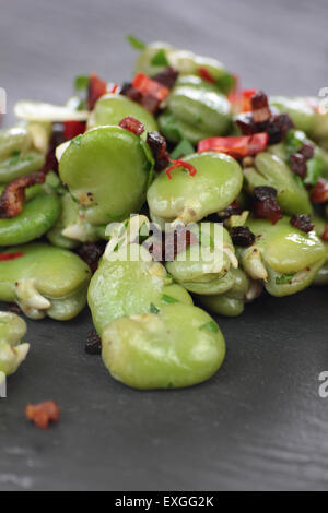 Nahaufnahme von Bohnen, Salat mit Speck und Chili. Stockfoto