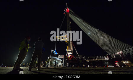 Die Ingenieure führen eine komplette Generalprobe für die Low-Density Supersonic Decelerator (LDSD)-Mission in der Pacific Missile Range Facility der US Navy in Kauai, Hawaii, durch. Das LDSD wird Technologien testen, die für die Landung großer Nutzlasten auf dem Mars von entscheidender Bedeutung sind. Stockfoto