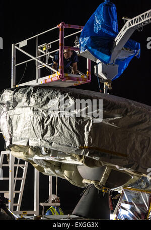 Ingenieure führen eine komplette Missionsprobe für den Low-Density Supersonic Decelerator (LDSD) auf der Pacific Missile Range der US Navy in Hawaii durch und testen Technologien für die Landung großer Nutzlasten auf dem Mars. Stockfoto