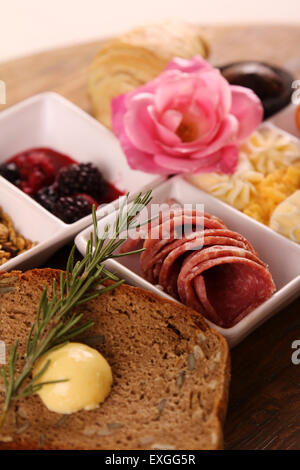 Kontinentales Frühstück serviert auf ein Schneidbrett aus Holz. Stockfoto