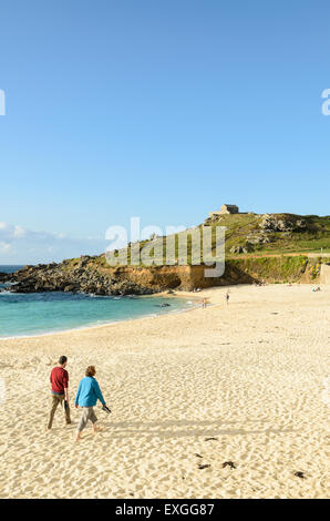 Porthmeor Beach, Cornwall, England, UK beherbergt Ferienwohnungen, Ateliers, Cafés und die Tate Gallery. Stockfoto