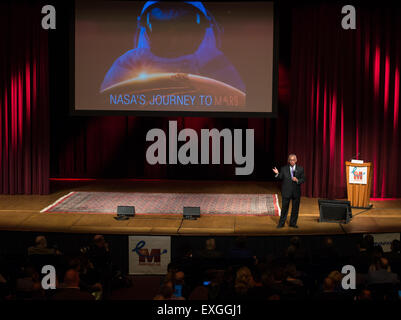 Der NASA-Administrator Charles Bolden stellt den Plan der NASA für die menschliche Erforschung des Mars auf dem „Human to Mars Summit“ vor und sammelt Experten, um Missionen, Strategien und zukünftige Weltraumforschung zu diskutieren. Stockfoto