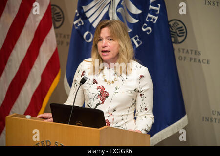 Dr. Ellen Stofan, wissenschaftlicher Leiter, NASA, gezeigt, dass die Arten von Informationen, die die Erde Exchange globale tägliche heruntergerechnet Projektionen (NEX-sind) Dataset zur Verfügung stellt, um Entwicklungsländern zu helfen ihre Klima-Widerstandsfähigkeit auf Dienstag, 9. Juni 2015 auf dem US Institute of Peace in Washington, DC voraus. NASA veröffentlicht als Teil der internationalen öffentlich-Private Partnerschaft befähigen klimaresistenten Entwicklung von Nationen das neue NEX-sind Dataset, das Tagesleistungen herunterskalierten Klima-Modell für jedes Land in der Welt zur Verfügung stellt. Stockfoto