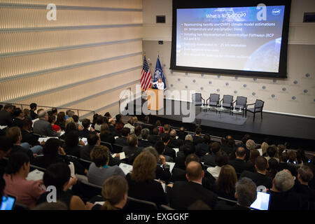 Dr. Ellen Stofan, wissenschaftlicher Leiter, NASA, gezeigt, dass die Arten von Informationen, die die Erde Exchange globale tägliche heruntergerechnet Projektionen (NEX-sind) Dataset zur Verfügung stellt, um Entwicklungsländern zu helfen ihre Klima-Widerstandsfähigkeit auf Dienstag, 9. Juni 2015 auf dem US Institute of Peace in Washington, DC voraus. NASA veröffentlicht als Teil der internationalen öffentlich-Private Partnerschaft befähigen klimaresistenten Entwicklung von Nationen das neue NEX-sind Dataset, das Tagesleistungen herunterskalierten Klima-Modell für jedes Land in der Welt zur Verfügung stellt. Stockfoto