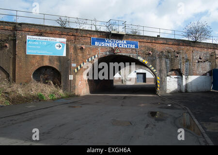 Alte Eisenbahn Bögen Leamington Spa und Eisenbahnbrücke Stockfoto