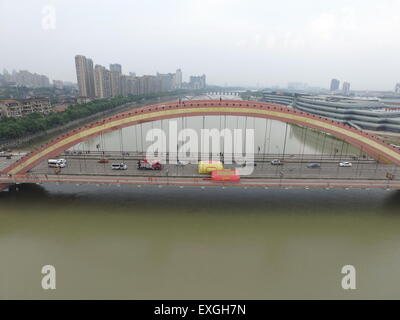 Jinhua, China. 14. Juli 2015. Ein Mann steht auf der Oberseite eine Brücke und springen in den Fluss in Jinhua, Zhejiang Provinz, 14. Juli 2015 wollen.  Der Mann fand um 14:00 auf der Oberseite und zu Fuß auf den Boden auf 17:22 nach der Polizist ihn zu überzeugen. Der Grund ist noch nicht klar. Bildnachweis: Panda Auge/Alamy Live-Nachrichten Stockfoto