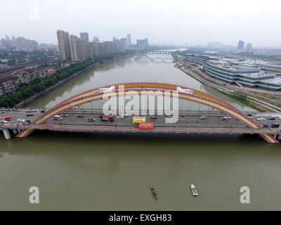 Jinhua, China. 14. Juli 2015. Ein Mann steht auf der Oberseite eine Brücke und springen in den Fluss in Jinhua, Zhejiang Provinz, 14. Juli 2015 wollen.  Der Mann fand um 14:00 auf der Oberseite und zu Fuß auf den Boden auf 17:22 nach der Polizist ihn zu überzeugen. Der Grund ist noch nicht klar. Bildnachweis: Panda Auge/Alamy Live-Nachrichten Stockfoto