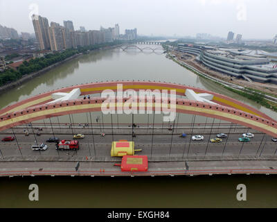 Jinhua, China. 14. Juli 2015. Ein Mann steht auf der Oberseite eine Brücke und springen in den Fluss in Jinhua, Zhejiang Provinz, 14. Juli 2015 wollen.  Der Mann fand um 14:00 auf der Oberseite und zu Fuß auf den Boden auf 17:22 nach der Polizist ihn zu überzeugen. Der Grund ist noch nicht klar. Bildnachweis: Panda Auge/Alamy Live-Nachrichten Stockfoto