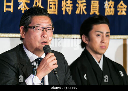 (L, R) Jay (Junichi) Sakamoto Präsident und CEO von Shochiku Co., Ltd. und Ichikawa Somegoro (7.) Kabuki Schauspieler sprechen im Rahmen einer Pressekonferenz verkünden die '' Japan KABUKI Festival in Las Vegas 2015-2016'' an der Foreign Correspondents Club of Japan am 14. Juli 2015, Tokio, Japan. Das Festival wird mit 3 Übernachtungen von Ichikawa Somegoro (7.) Durchführung der Kabuki klassische '' Koi-Tsukami'' oder '' kämpfen mit A Karpfen '' in the Fountains of Bellagio Hotel vom 14. August bis 16. geöffnet. Laut Veranstalter haben einige japanische Fans bereits ihre Flüge nach Las Vegas gebucht. (Foto von Rodrigo Stockfoto